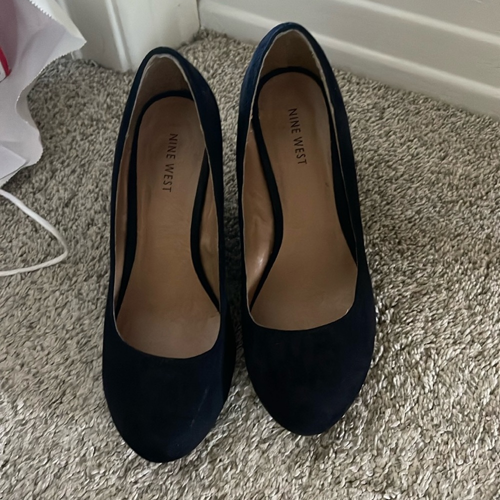 Black wedges
